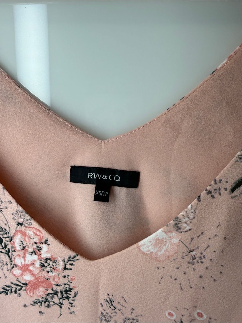 RW&CO. Dusty Pink Floral V-Neck Camisole - Picture 2 of 4
